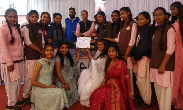 NEWS: जावद के इस विद्यालय में वार्षिकोत्सव व इन छात्राओं का विदाई कार्यक्रम संपन्न, वितरित किएं पुरस्कार, पढ़े खबर