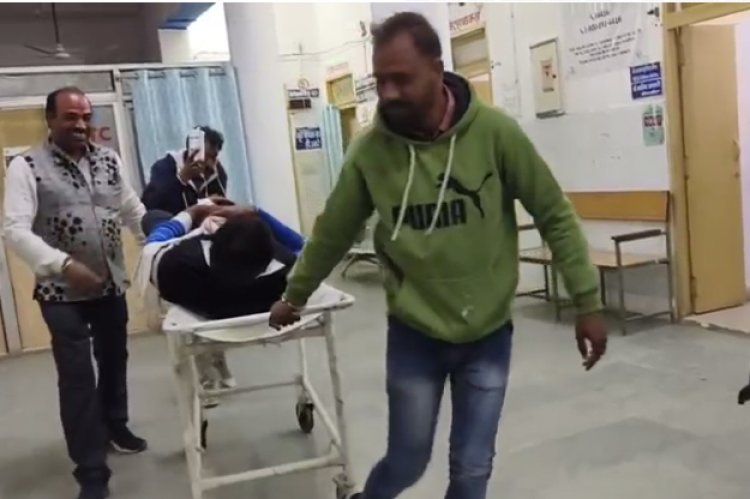 NEWS: अल्हेड़ घाटी पर पिकअप में बाइक सवारों को मारी टक्कर, पति-पत्नी गंभीर घायल, मनासा से जिला अस्पताल रैफर, पढ़े खबर