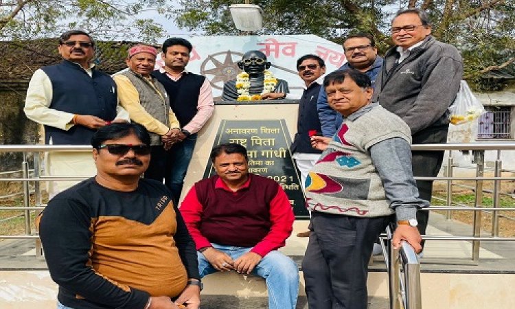 NEWS: ब्लॉक कांग्रेस ने मनाई महात्मा गांधी की पुण्यतिथि, प्रतिमा पर किया माल्यार्पण, कृतित्व पर डाला प्रकाश, पढ़े खबर