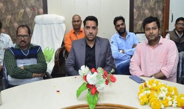 NEWS: मनासा नगर परिषद में नवागत CMO ने किया पदभार ग्रहण, अधिकारियों-कर्मचारियों ने किया ऐसे स्वागत, फिर रितेश पाटीदार पहुंचे यहां, पढ़े मनीष जोलान्या खबर