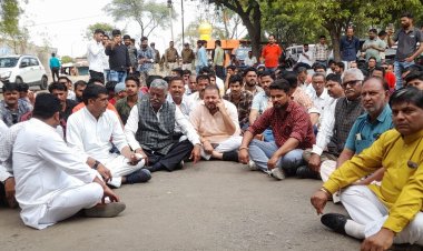 BIG NEWS: बाजखेड़ी गांव में युवक ने किया सुसाइड, परिजनों सहित इन्होंने किया थाने का घेराव, शव रख धरने पर बैठे, इन पर लगाया आरोप, पढ़े नरेंद्र राठौर की खबर