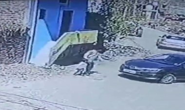 NEWS : पिता के साथ बाजार घूमने निकली बच्ची, ये वाहन बन कर आया काल, चंद मिनटों में ऐसे चली गयी जान, सुनकर आपके भी उड़ जायेंगे होश, आखिर कहा  हुई  यह दिल दहलादेने वाली घटना, पढ़े ये खबर
