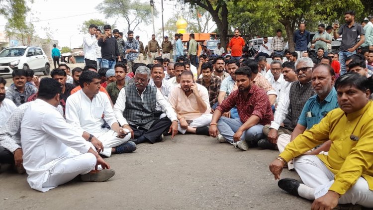 BIG NEWS: बाजखेड़ी गांव में युवक ने किया सुसाइड, परिजनों सहित इन्होंने किया थाने का घेराव, शव रख धरने पर बैठे, इन पर लगाया आरोप, पढ़े नरेंद्र राठौर की खबर