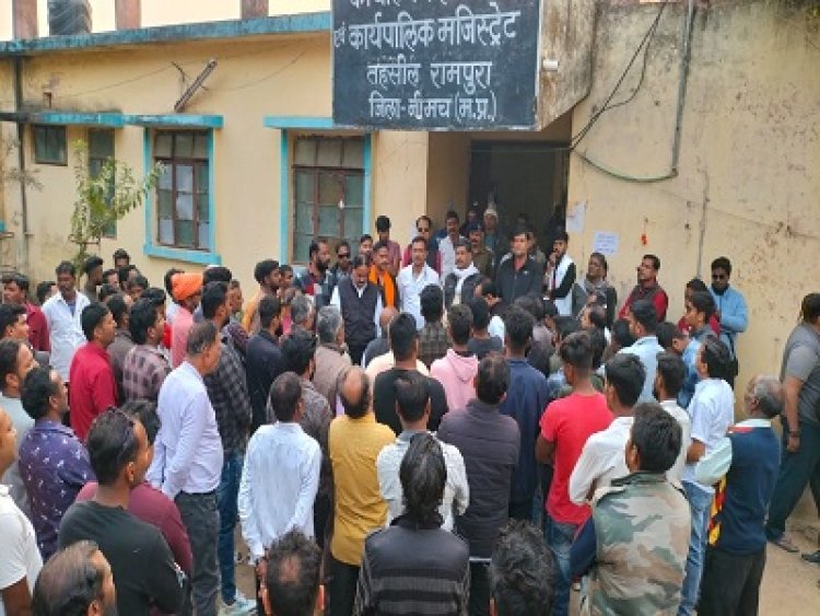 NEWS- समाजसेवी अशोक अरोरा पर जानलेवा हमले के विरोध में,रामपुरा के इन संगठनों सहित नगर वासियो ने तहसीलदार को दिया ज्ञापन,पढ़े खबर