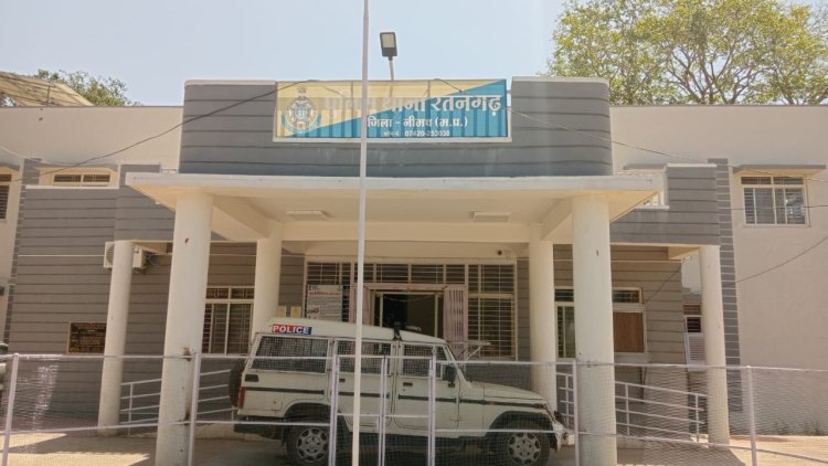 NEWS : तेज गति से पुलिस की नाकाबंदी तोड़ यूँ निकला तस्कर, क्षतिग्रस्त पर उठाया इसका लाभ, लग्जरी कार के साथ ये नशीला पदार्थ भी जप्त, नीमच के इस क्षेत्र की वर्दी को मिली सफलता, पढ़े खबर
