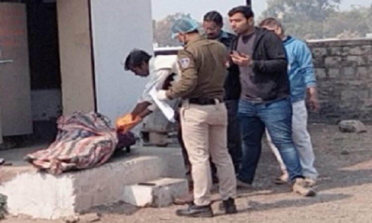 OMG ! निम्बाहेड़ा से नीमच का टिकट, कुछ रूपए, और टूटा हुआ मोबाइल, रेलवे ट्रैक पर मिली युवक की लाश, GRP पुलिस जांच में जुटी, शव को पहुंचाया नीमच जिला अस्पताल, क्या है पूरी घटना...! पढ़े ये खबर