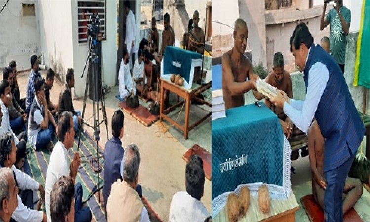 NEWS: जिला कलेक्टर दिनेश जैन पहुंचे मोरवन, जैन संत विशुद्ध सागर महाराज का लिया आशीर्वाद, पढ़े खबर