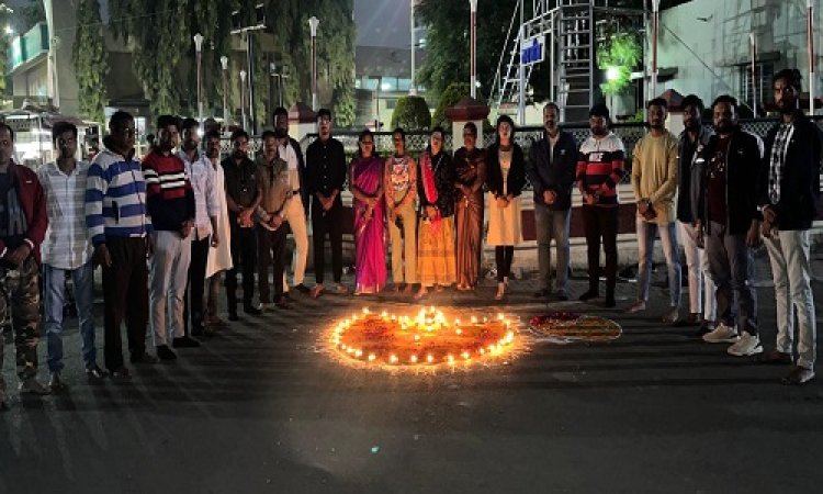 NEWS: 14 फरवरी का वो काला दिन, पुलवामा हमले में शहीद हुए हमारे वीर सपूत, नमों ग्रुप ने किएं दीप प्रज्वलित, श्रद्धांजलि देकर किया नमन, पढ़े खबर