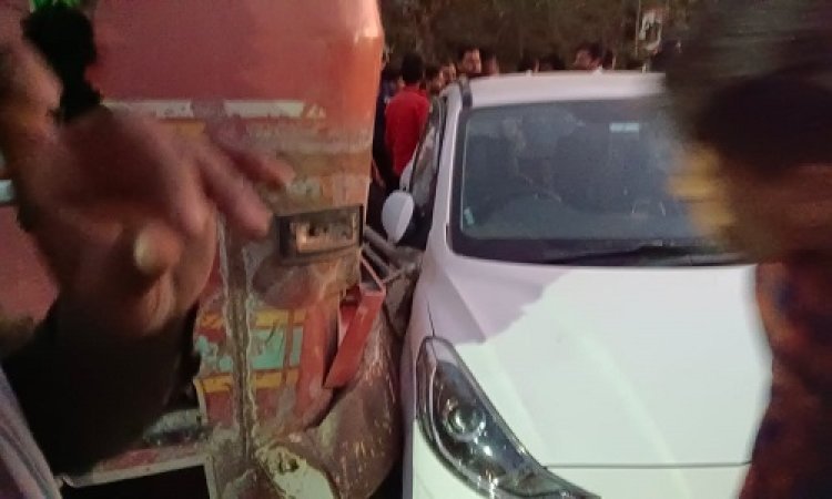 NEWS: मनासा नगर में हादसा, ट्रॉले ने कार को मारी जोरदार टक्कर, मौके पर लोगों की भीड़, और लगा लंबा जाम, दौड़ लगाते चालक के साथ पब्लिक ने किया ये...! पढ़े मनीष जोलान्या की खबर