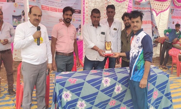NEWS: ग्राम हतूनिया में पंचायत स्तरीय क्रिकेट टूर्नामेंट का आयोजन, आज इनके बीच कड़ा मुकाबला, तो इस टीम ने मारी बाजी, पढ़े खबर