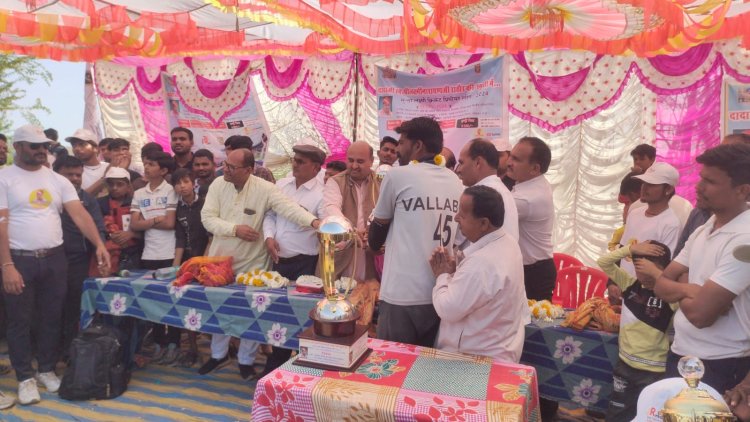 NEWS : हतुनिया में 11 दिवसीय क्रिकेट टूर्नामेंट,अब हुआ समापन ,इस टीम ने मारीबाजी,मिला बड़ा पुरस्कार,पढ़े ये खबर