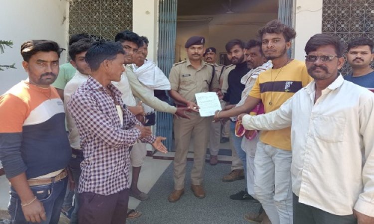 NEWS: हनुमान मंदिर में चोरी, ग्रामीणों में आक्रोश, आरोपियों के खिलाफ कार्यवाही की मांग, SDOP को सौंपा ज्ञापन, पढ़े मनीष जोलान्या की खबर