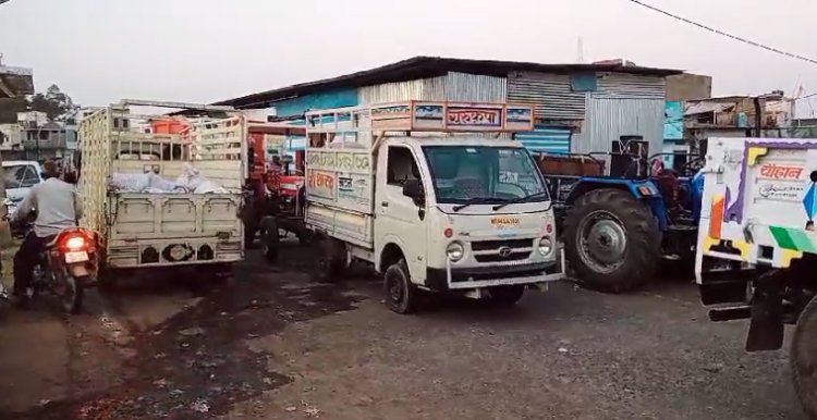 NEWS: गेट के बाहर वाहनों की लंबी कतार, मनासा कृषि उपज मंडी में उपज की बम्पर आवक, फिर मंडी प्रशासन ने कुछ यूं कराई नीलामी, पढ़े खबर