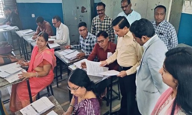 BIG NEWS: जिला कलेक्टर दिनेश जैन पहुंचे नीमच के इस स्कूल में, बोर्ड परीक्षाओं के मूल्यांकन कार्य का लिया जायजा, फिर दिए ये निर्देश, पढ़े खबर