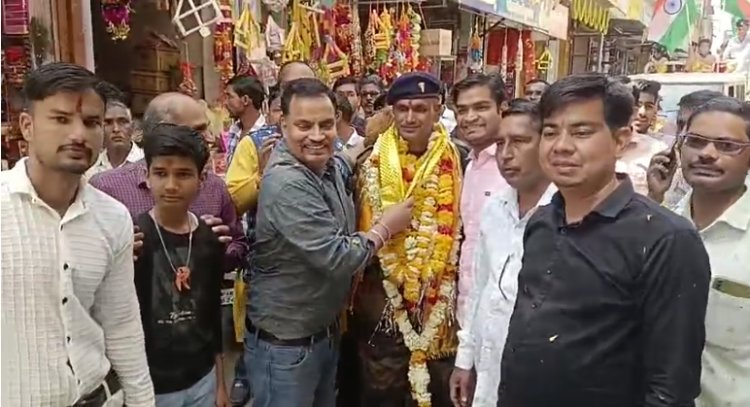 NEWS: 17 वर्षों तक देश सेवा, अब सेवानिवृत्त होकर घर लौटा जवान, मनासा में ढोल-ढमाकों से किया जोरदार स्वागत, पढ़े खबर