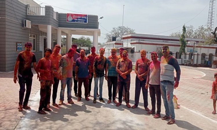 NEWS: जिले में होलिका दहन-धुलंडी पर्व रहा शांतिपूर्ण, आज पुलिस ने खेली होली, रतनगढ़ थाने में भी खूब उड़े रंग-गुलाल, पढ़े खबर