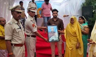 NEWS: गौरव दिवस के रूप में मनाई शहीद बद्रीप्रसाद राय कुंवर की पुण्यतिथि, दी श्रद्धांजलि, पत्नी को ये तस्वीर की भेंट, पढ़े रुपेश सारू की खबर