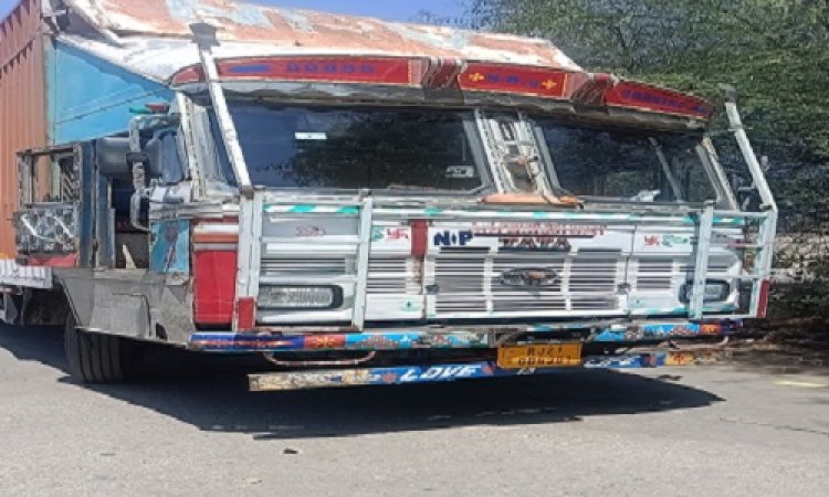 BIG NEWS: नयागांव चौकी पुलिस की बड़ी कार्यवाही, दो दर्जन से ज्यादा गौवंश कराएं मुक्त, कंटेनर जप्त और आरोपी भी गिरफ्तार, पढ़े खबर