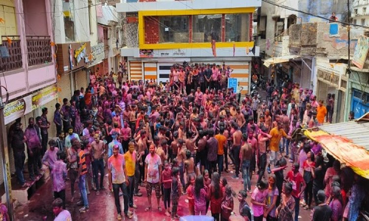 NEWS : मनासा में रंग तेरस की धूम, ढोल-ढमाकों के साथ निकली रंगारंग गैर, युवाओं ने बढ़-चढ़कर लिया हिस्सा, पढ़े खबर