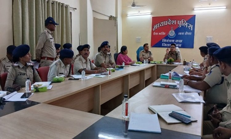 BIG NEWS : नीमच जिले में आगामी त्यौहार, पुलिस कप्तान अंकित जायसवाल ने ली हाईलेवल बैठक, राजपत्रिक अधिकारी, थाना एवं चौकी प्रभारी हुए शामिल, साम्प्रदायिक सौहार्द एवं कानून व्यवस्था बनाएं रखने के निर्देश, पढ़े खबर