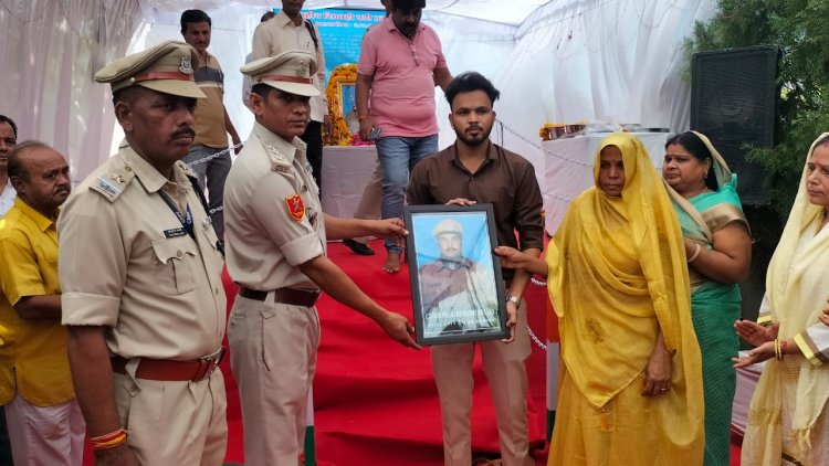 NEWS: गौरव दिवस के रूप में मनाई शहीद बद्रीप्रसाद राय कुंवर की पुण्यतिथि, दी श्रद्धांजलि, पत्नी को ये तस्वीर की भेंट, पढ़े रुपेश सारू की खबर