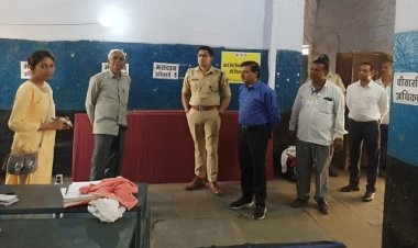 NEWS : जिला कलेक्टर एवं एसपी ने किया मतदान केंद्रों का निरिक्षण, अलग-अलग समय पर पहुंचे इन क्षेत्रों में, व्यवस्थाओं का लिया जायजा, दिए आवश्यक दिशा-निर्देश, पढ़े खबर