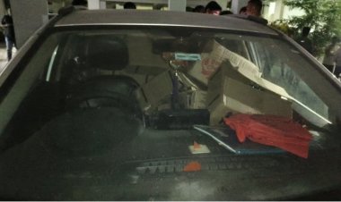 OMG ! मेडिकल कॉलेज की वाहन पार्किंग, यहां मिली अवैध नशे से भरी कार, अलग-अलग ब्रांड के क्वाटर और बोतले जप्त, डॉक्टर साहब को बदबू आई, तो हुआ खुलासा, फिर कुछ देर बाद आरोपी भी गिरफ्तार, पढ़े खबर