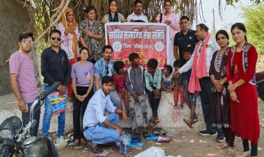 NEWS : भीषण गर्मी का दौर, तीखी धूप में चलते बच्चे, ये हाल देख नीमच की इस संस्था का पसीजा दिल, नंगे पैरों में पहनाई चप्पल, फिर मासूमों के चेहरे पर आई खुशी, तो इन्हे भी मिला सुकून, पढ़े खबर