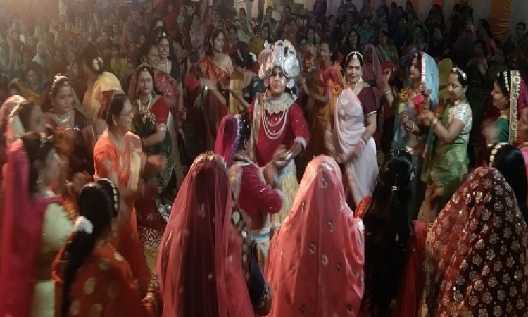 NEWS : बृज नंदिनी महिला मंडल द्वारा आयोजित कथा में उमड़ा आस्था का सैलाब, विभिन्न क्षेत्रों से जुटे थे श्रद्धालु, स्वांगधारियों के साथ झूम उठी महिलाएं, पढ़े खबर