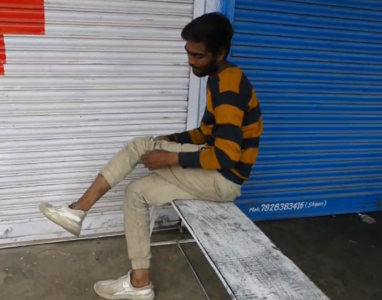 BIG NEWS : रेलवे स्टेशन पर बैठा युवक, ट्रैन के इंतजार में लगी नींद, फिर अज्ञात बदमाशों ने दिया वारदात को अंजाम, खुद को बताया पुलिस, और छिन ले गए ये सब, पीड़ित की सुनवाई नहीं, अब न्याय की मांग, घटना पिपलियामंडी की, पढ़े नरेंद्र राठौर की खबर