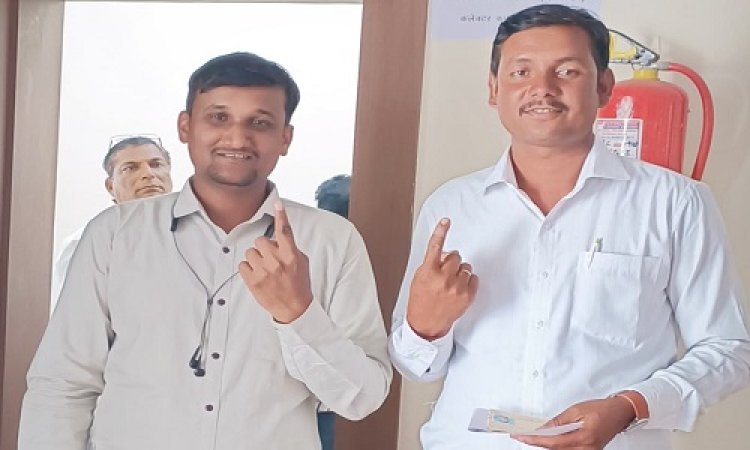 BIG NEWS : लोकतंत्र को मजबूत करने के लिए पहली आहुति, जिले में सबसे पहले डाक मत पत्र के माध्यम से दो पत्रकारों ने दिए वोट, पढ़े खबर