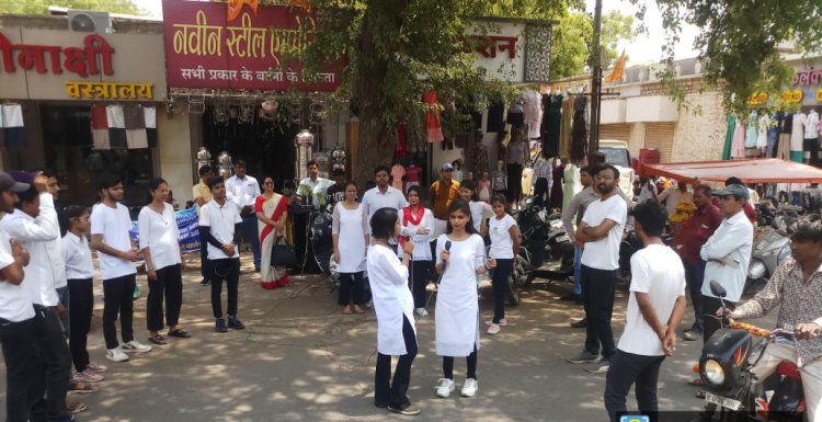 NEWS : ज्ञानोदय के छात्र-छात्राओं ने किएं नुक्कड़ नाटक प्रस्तुत, मतदाताओं को किया जागरूक, दिया ये संदेश, पढ़े खबर