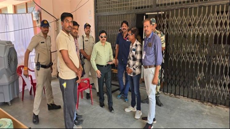 NEWS : जिला कलेक्टर दिनेश जैन पहुंचे पीजी कॉलेज, मतगणना केंद्र का किया निरीक्षण, पढ़े खबर