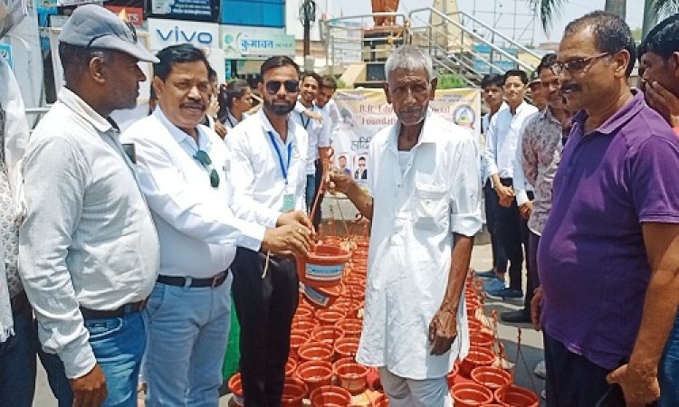NEWS : प्यास बुझाने की आस, अब भटकते पक्षियों को मिलेगा पानी, मनासा में वितरित किएं दो हजार से ज्यादा परिंडे, आखिर कौन चला रहा ''सकाेरा विथ सेल्फी अभियान'', आप भी बन सकते है हिस्सा, बस करें ये काम, पढ़े खबर