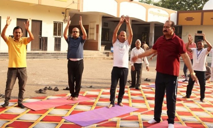 NEWS : पत्रकार स्व. गोपाल खण्डेलवाल की स्मृति, योग व प्रणायाम शिविर का चौथा दिन, विधायक, सूबेदार और डॉक्टर सहित शिविरार्थियों ने की मध्य प्रदेश गान पर एरोबिक्स कसरत, क्या बोले दिलीप बापू...! पढ़े खबर