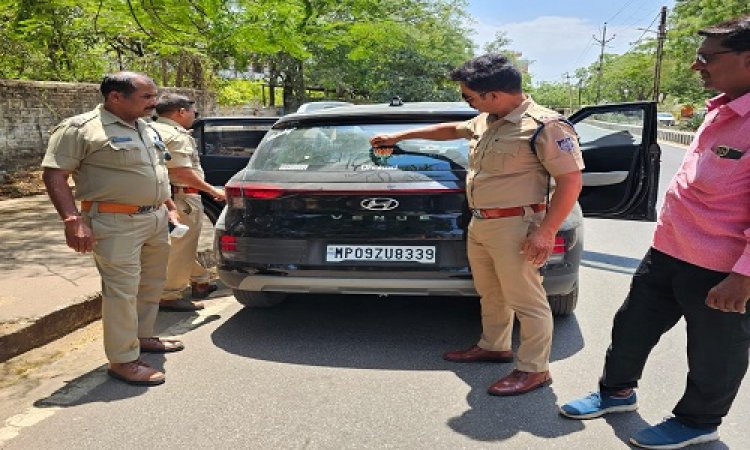 BIG NEWS : नीमच के चौराहों पर खाकी अलर्ट, बच्चों को रोका, सीधे माता-पिता से की बात, कुछ यूं दी समझाइश, फिर लापरवाहों पर कसा शिकंजा, पुलिस ने बनाएं ताबड़तोड़ चालान, पढ़े संयुक्त कार्यवाही से जुड़ी ये खबर