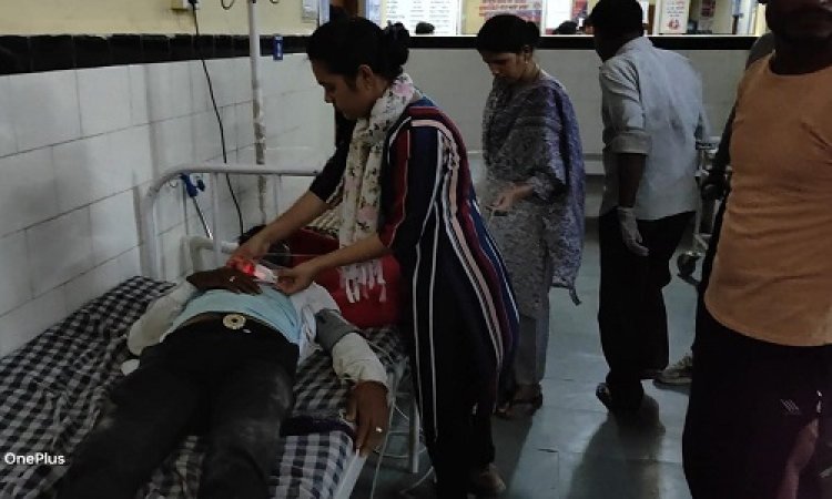 OMG ! सिंगोली क्षेत्र में सड़क हादसा, टकराने के बाद गिरे बाइक सवार, अचानक काल बनकर आया ट्रेक्टर, और रौंद दिया सभी को, महिला की दर्दनाक मौत, तो मासूम बच्चे सहित इनकी हालत गंभीर, पढ़े आजाद नीलगर की खबर