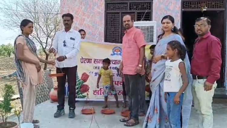NEWS : 44 डिग्री पार गर्मी में की परिंदों की चिंता, प्रेरणा समाजोत्थान समिति ने इन गांवों में बांटे सकोरे, फिर ग्रामीणों ने किया ये बड़ा काम, पढ़े खबर