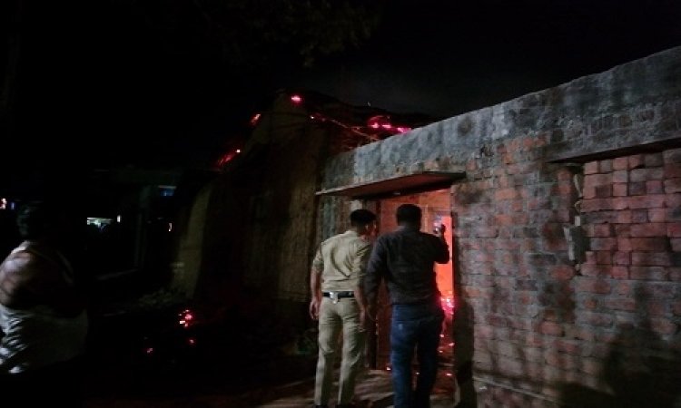 BIG NEWS : देर रात मकान में लगी भीषण आग, मौके पर पहुंची पुलिस और दमकल, फिर बड़ी मशक्कत के पाया काबू, सामान के साथ ये सब भी जलकर खाक, घटना पिपलियामंडी के इस गांव की, पढ़े नरेंद्र राठौर की खबर