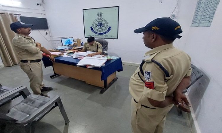 NEWS : देर रात भानपुरा थाने पहुंचे SDOP धाकड़, रिकॉर्ड रजिस्टर और मालखाना किया चैक, तो गश्त पार्टी को दिए ये निर्देश, पढ़े खबर