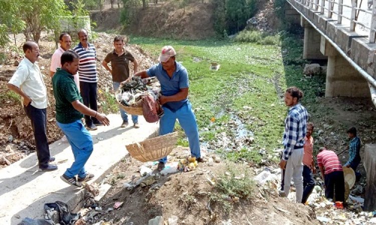BIG NEWS : सेवा की भावना, डिप्टी कलेक्टर ने फिर निभाई सहभागिता, नीमच में यहां की साफ-सफाई, इनके साथ कंधे से कंधा मिलाकर किया श्रमदान, इस पुलिया का किया निरीक्षण, पढ़े खबर