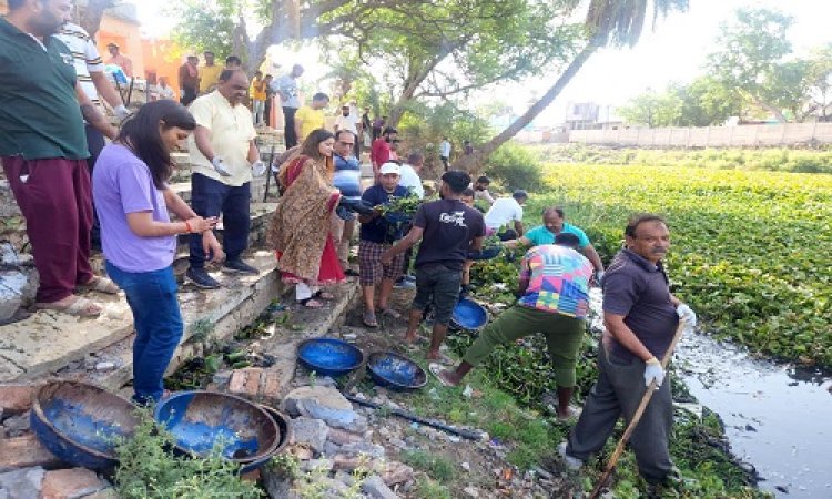 NEWS : नपा का जल गंगा अभियान, नीमच के इस घाट और कॉलोनी में चला सफाई अभियान, नपाध्यक्ष, प्रभारी CMO व स्वास्थ्य सभापति ने भी किया श्रमदान, फिर इन्होंने किया सम्मान, पढ़े खबर