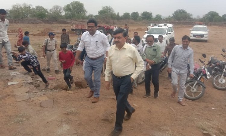 NEWS : जल गंगा संवर्धन अभियान, जिला कलेक्टर और CEO पहुंचे सिंगोली क्षेत्र में, तालाब गहरीकरण, जीर्णोदार एवं पौधारोपण की तैयारियों का किया निरीक्षण, दिए आवश्यक दिशा-निर्देश, पढ़े खबर