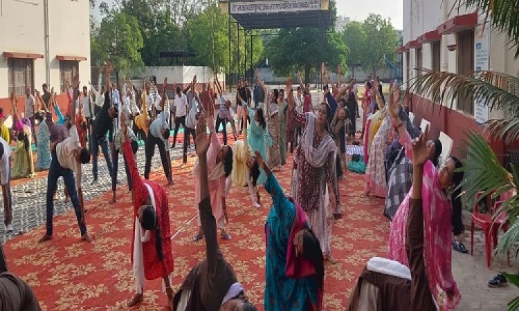 NEWS : नीमच के उत्कृष्ट विद्यालय में काउंट डाउन का आयोजन संपन्न, सामंजस्य एवं शांति के लिए किया योग, पढ़े खबर