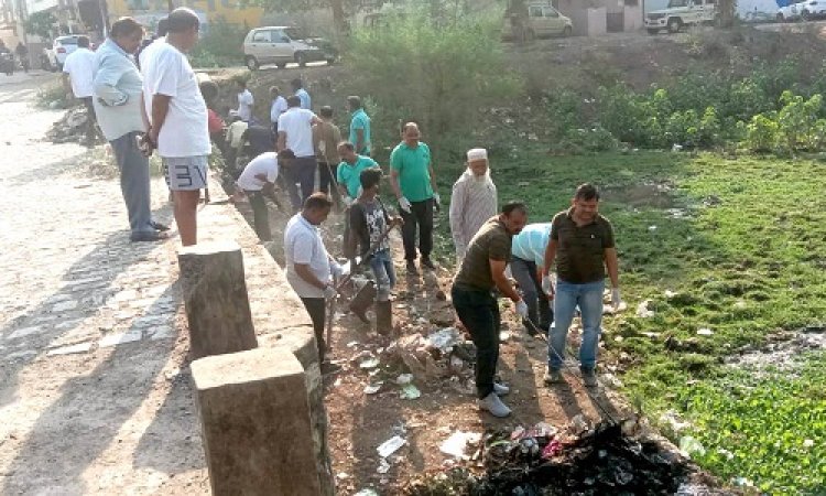NEWS : जल गंगा संवर्द्धन अभियान, नगर पालिका ने नीमच की इस पुलिया पर चलाया सफाई अभियान, डिप्‍टी कलेक्‍टर के साथ अनेक संस्‍था सदस्‍यों ने किया श्रमदान, पढ़े खबर