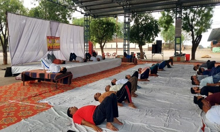 NEWS : विश्व योग दिवस, मनासा मंडी परिसर में विशेष कार्यक्रम संपन्न, विधायक मारू बोले- बीमारी को रोकने का काम करता है योग, पढ़े खबर
