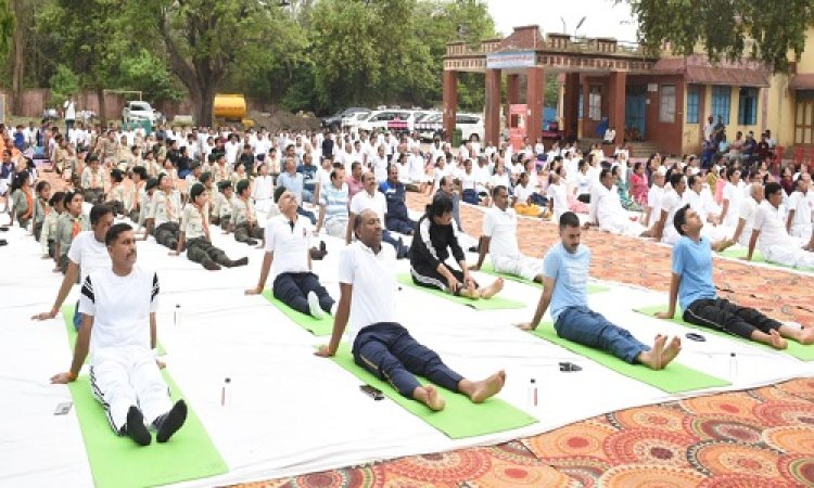 NEWS : अंतर्राष्ट्रीय योग दिवस, मंदसौर में प्रशासनिक व पुलिस अधिकारियों ने किया योगा, राज्य सभा सांसद, और पूर्व विधायक भी हुए शामिल, पढ़े खबर