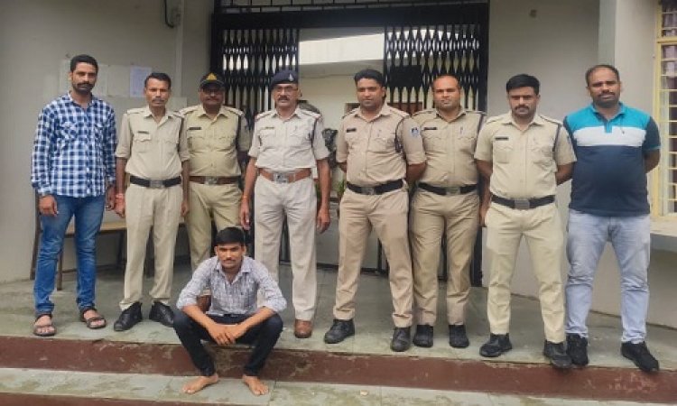 BIG NEWS : लक्जरी कार में मादक पदार्थ की तस्करी, फिर नाकाबंदी कर मनासा पुलिस ने घेरा, मौके से नशे की बड़ी खैप जप्त, एक आरोपी गिरफ्तार, तो ये हुआ फरार, पढ़े खबर