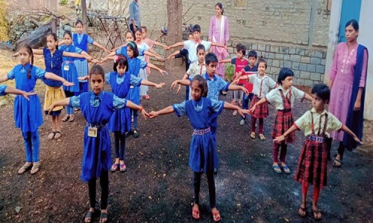 NEWS : अंतर्राष्ट्रीय योग दिवस, नीमच के इस स्कूल में नन्ने-मुन्नों बच्चों ने किया योगाभ्यास, शिक्षकों ने समझाया महत्व, पढ़े खबर