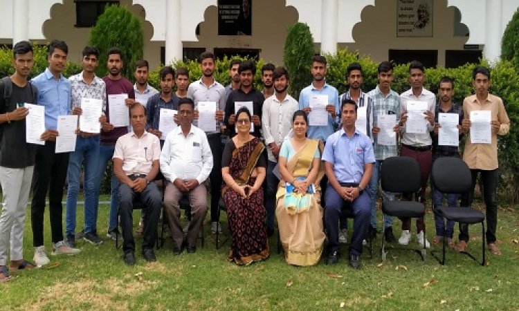 NEWS : वोल्वों और आयशर वाणिज्यक वाहन में 16 विद्यार्थियों का चयन, दुनिया भर में प्रसिद्ध है ये कंपनियां, इन्होंने दी बधाइयां, की उज्जवल भविष्य की कामना, पढ़े खबर